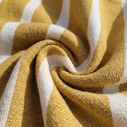 Couverture berbère marocaine avec pompons